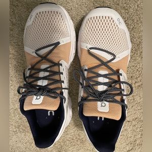 Women’s ON CLOUDSTRATUS